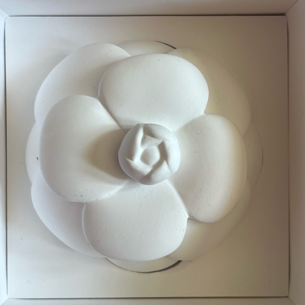 CHANEL Parfums white ceramic camellia